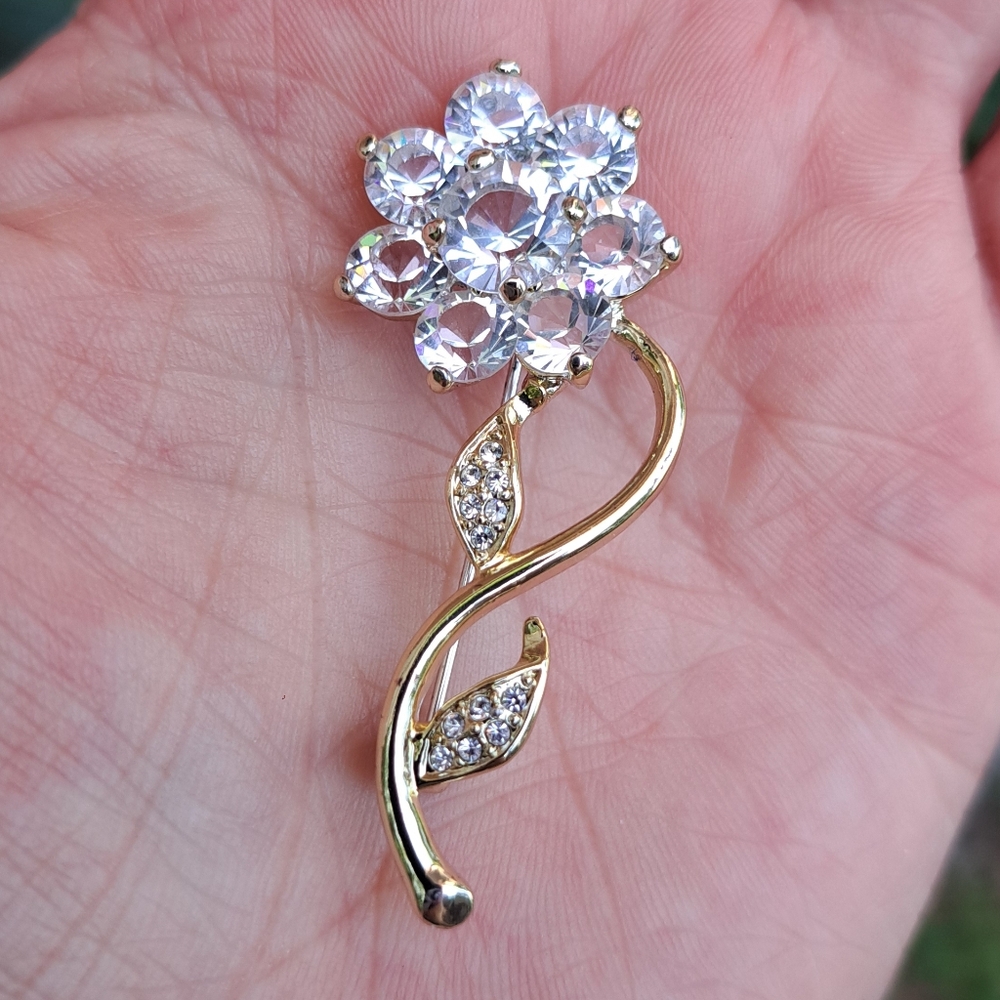 Crystal clear flower brooch